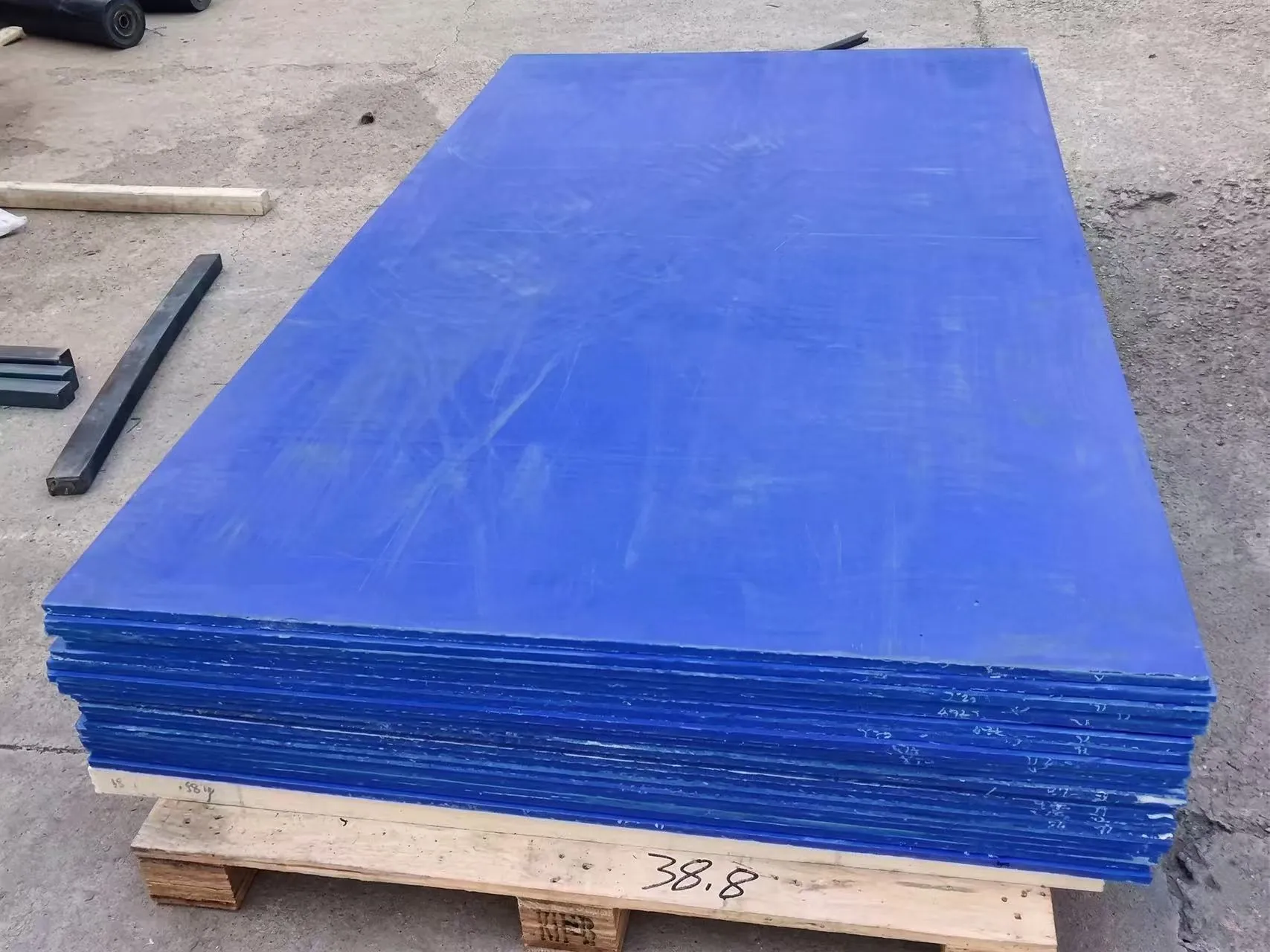 UHMWPE wear liner in conveyor chute